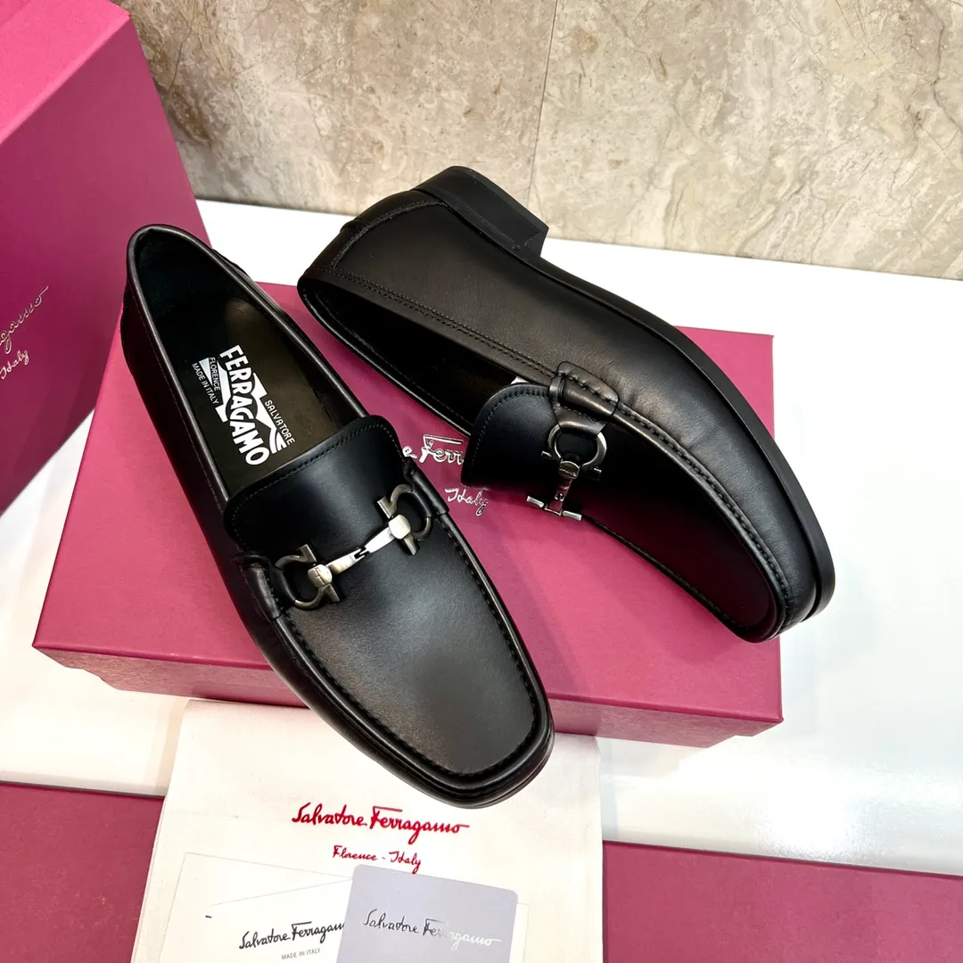 Original quality P780 Brand: Ferragamo Standard size: Men's size 39–44 (38.45 can be customized) Grade: Same style as the official website High-quality men's shoes Material: Customized first-layer calfskin with water-dyed cowhide lining Cowhide tiptoe Original non-slip and wear-resistant rubber outsole Style category: Men's formal business leather shoes are young and fashionable European and American trends British style Casual matching and comfortable feet Color: actual picture